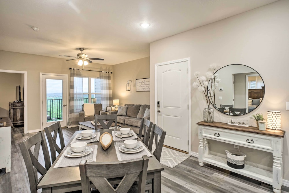 4 Mi to Silver Dollar City Chic Branson Retreat — 4-Star Luxury Hotel in Branson, United States