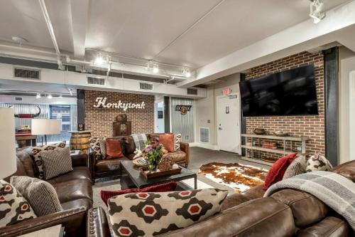 Nashville Honky Tonk Suite 6 BR by Maddox Hotel — 4-Star Luxury Hotel in Nashville, United States