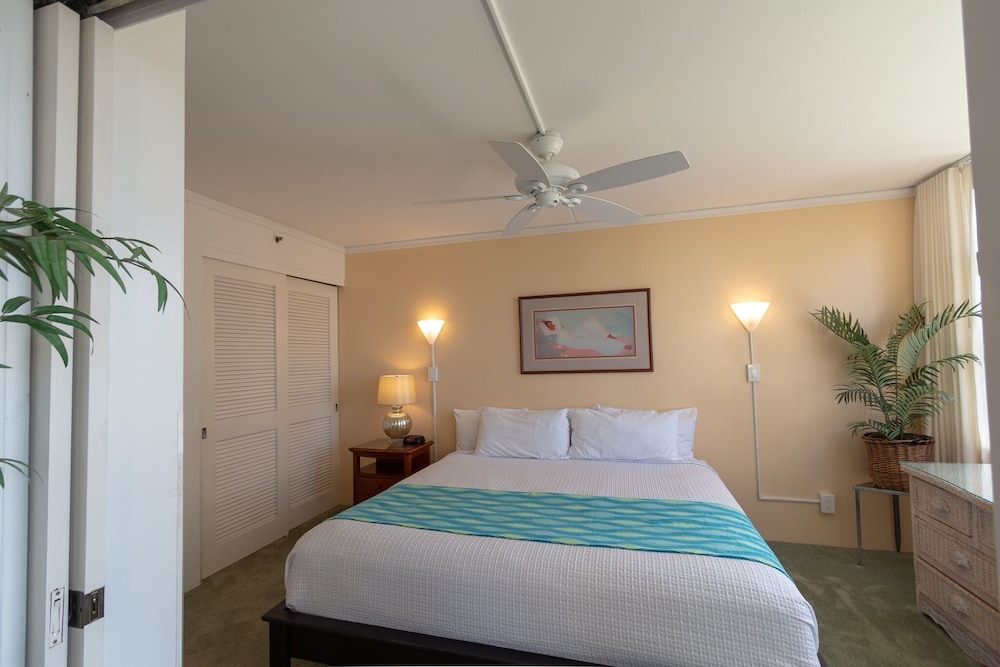Modern 12th Floor Waikiki Banyan Condo with Partial Ocean Views by Koko Resort Vacation Rentals Honolulu - photo 3