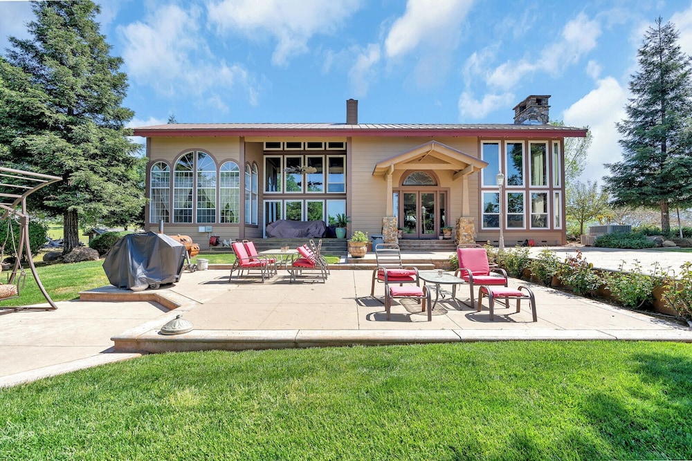 Paradise Valley - carbon neutral hotel in Oakhurst