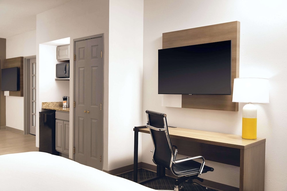 Comfort Suites Milwaukee Airport - photo 30