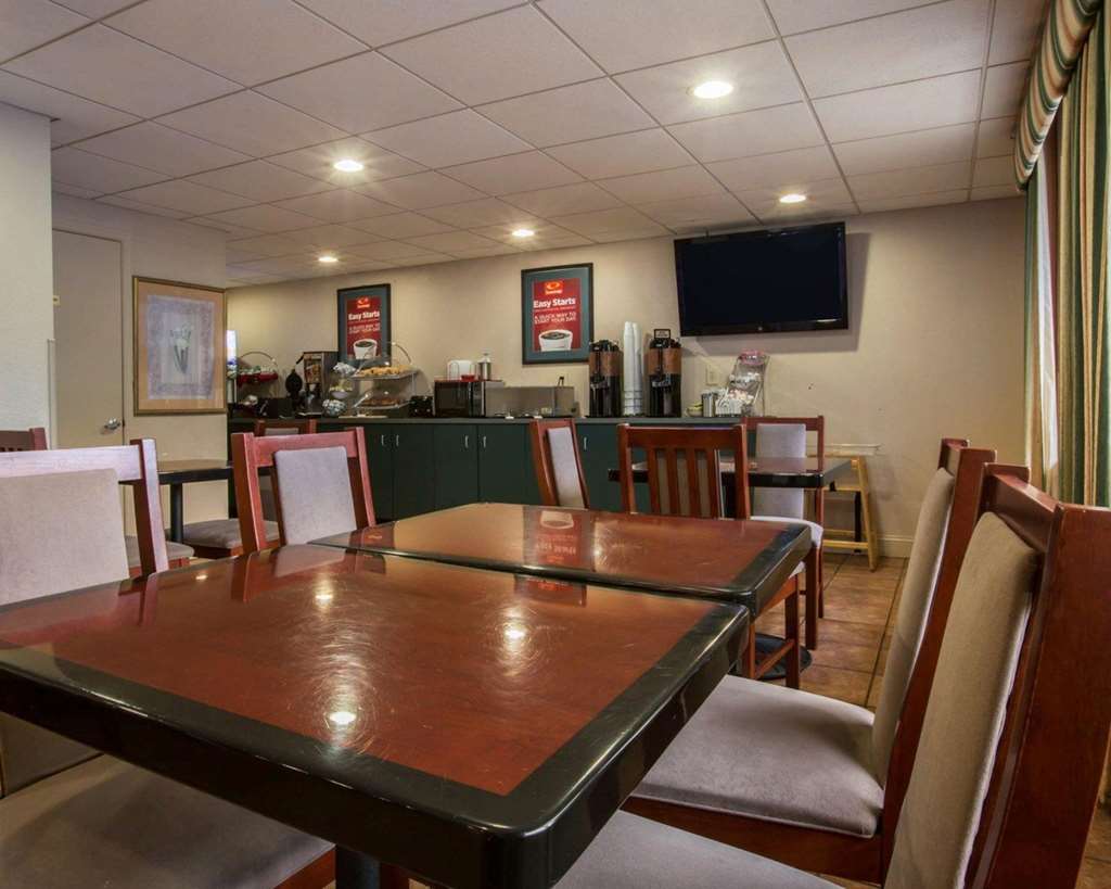 Econo Lodge Inn & Suites Columbus near Fort Benning - photo 29