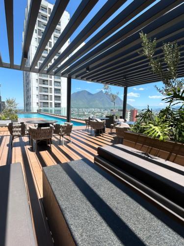 Elegante loft apartment Paseo Santa Lucia king size bed alberca gym parking kids club — 4-Star Luxury Hotel in Monterrey, Mexico