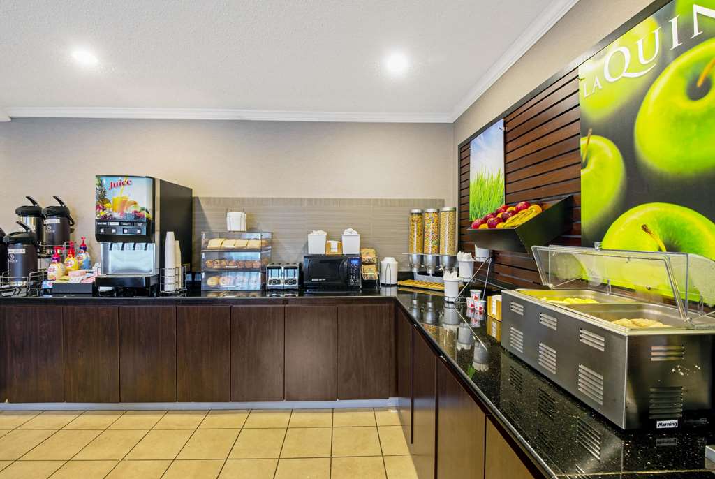 La Quinta Inn & Suites by Wyndham Harrisburg Airport Hershey - photo 24
