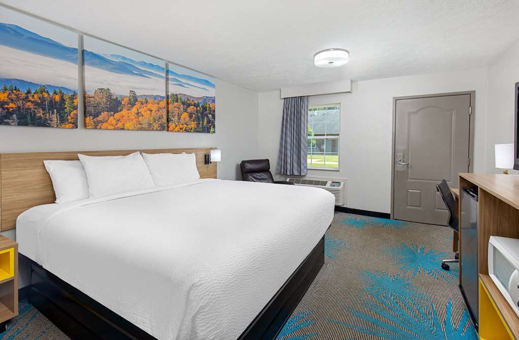 Days Inn by Wyndham Savannah - photo 25