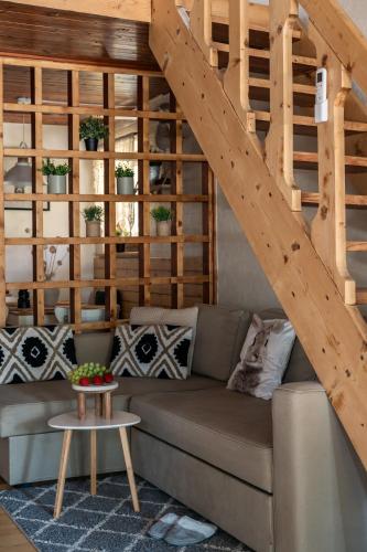 STRÓŻÓWKA SKI&SPA Domek nad rzeką z ogrodem i jacuzzi narty. — hotel in Stroza
