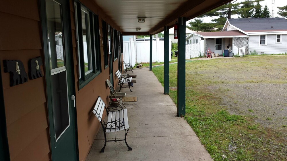 Bear Paw Inn - photo 13