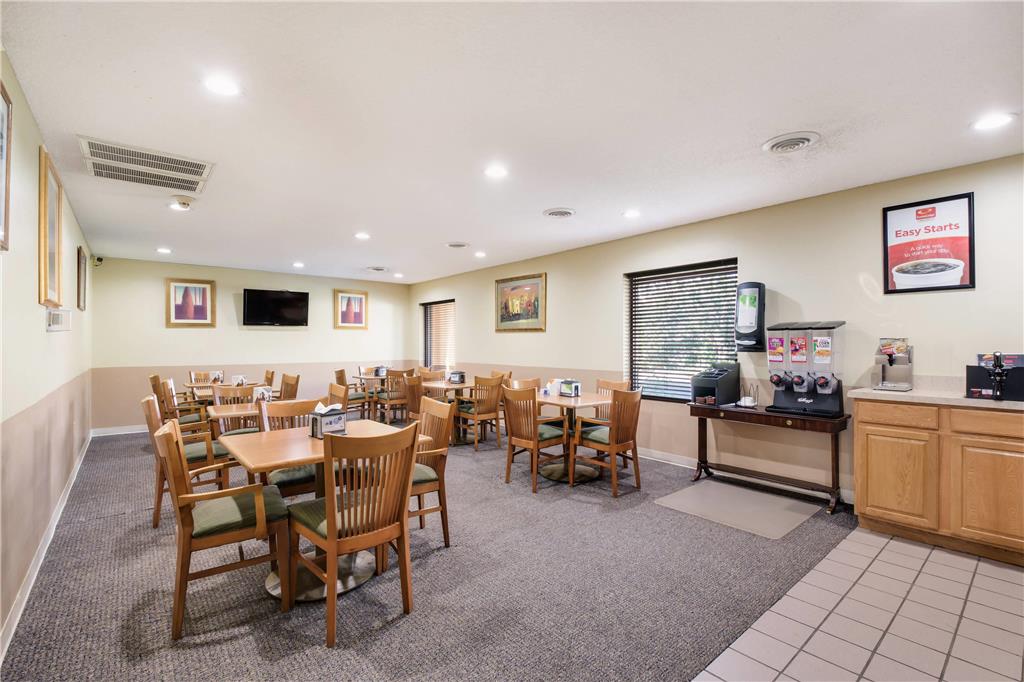 Econo Lodge Inn & Suites Knoxville East - photo 27