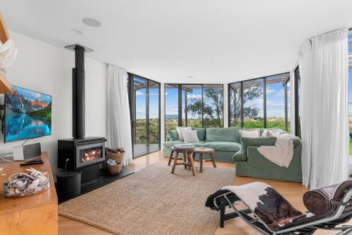 Wavefront Escape Omaha Holiday Home — 4-Star Luxury Hotel in Warkworth, New Zealand