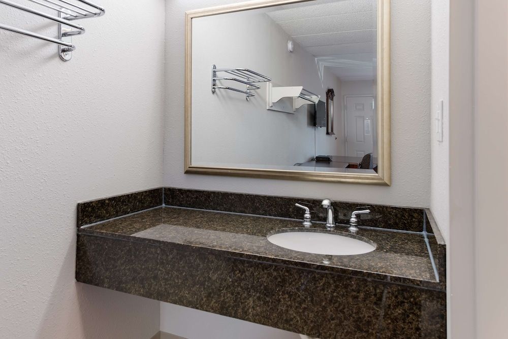 Americas Best Value Inn Columbus - photo 7