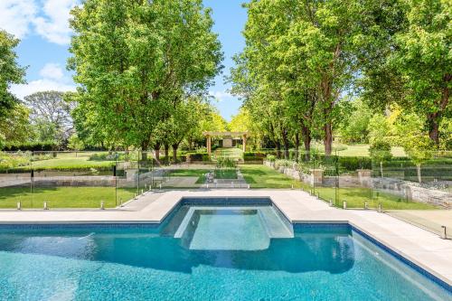 One Bedroom Cottage with Shared Pool — 4-Star Luxury Hotel in Dural, Australia
