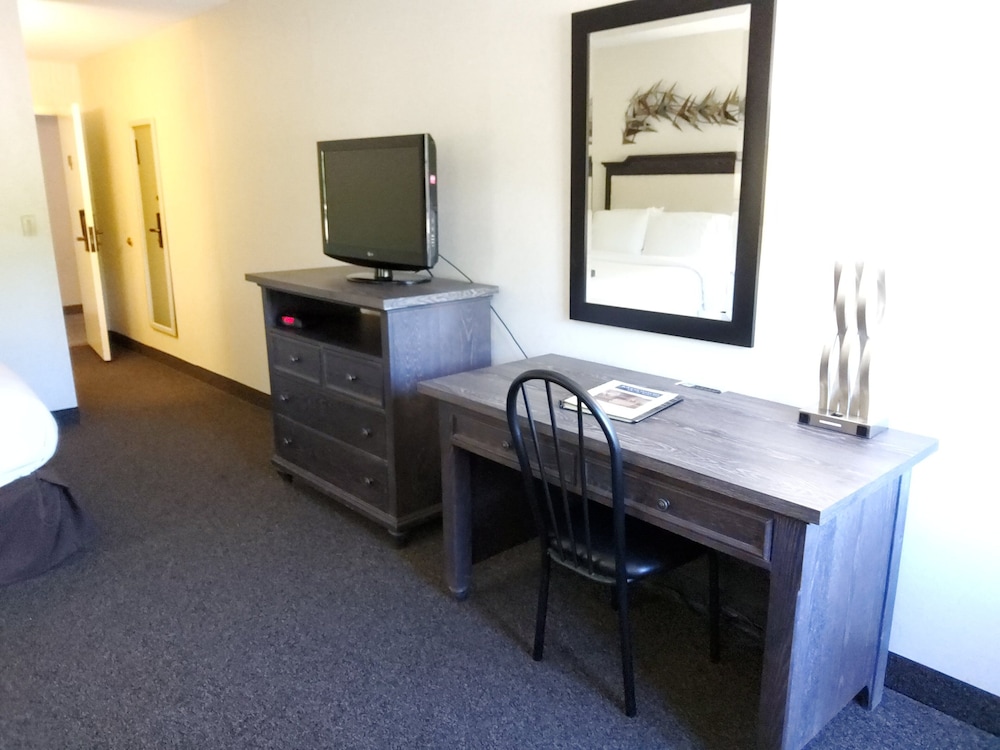 Klopfenstein Inn and Suites - photo 22