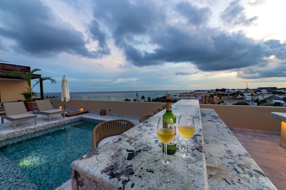 Poolside bar