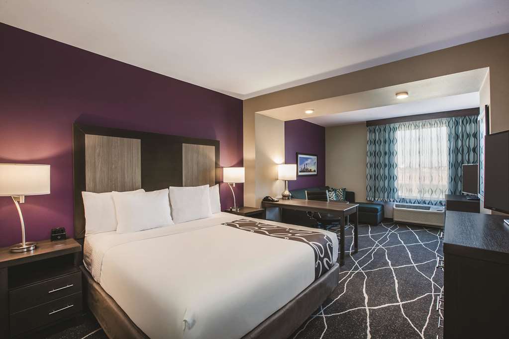 La Quinta Inn & Suites by Wyndham Dallas Northeast Arboretum - photo 19