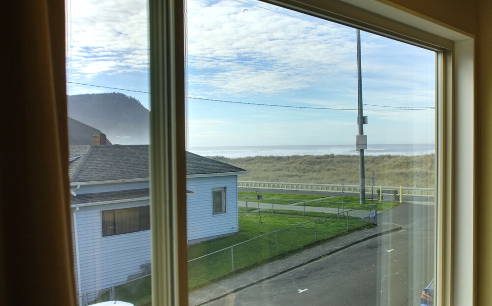 Hi Tide Oceanfront Inn - photo 35