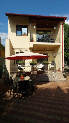 Casa de vacanță Iulian — 4-Star Luxury Hotel in Calimanesti, Romania