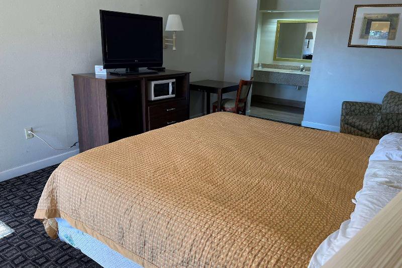 Days Inn & Suites by Wyndham Brewton - photo 21