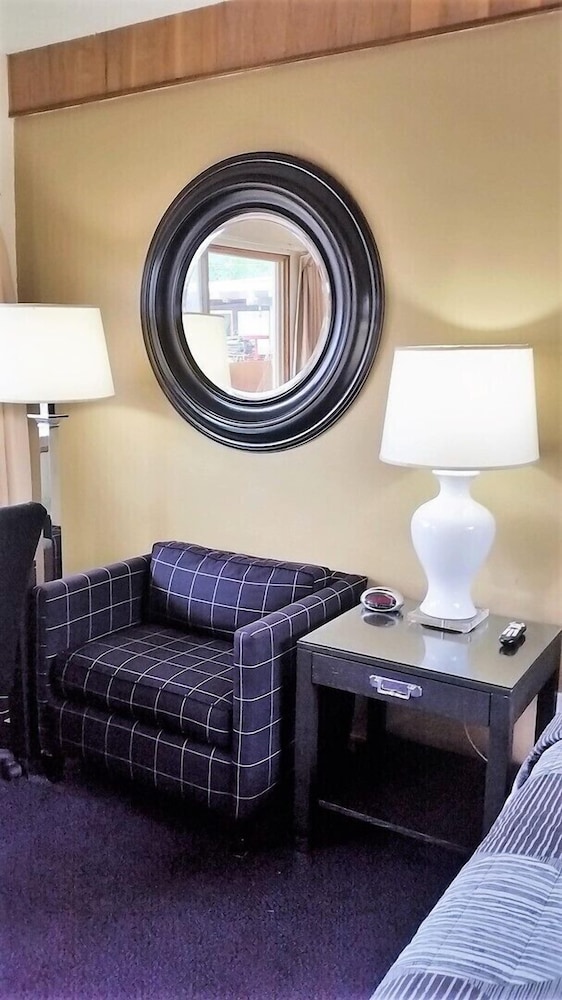 Hillcrest Motel - photo 14