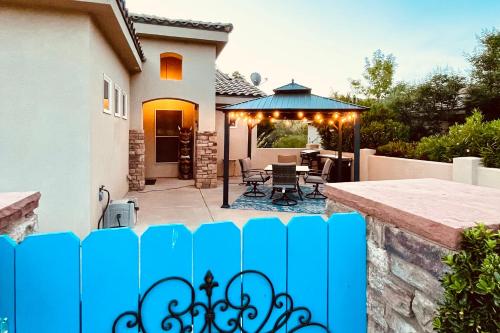 A super variety of games golf carts & unique decor near Zion National Park — 4-Star Luxury Hotel in Laverkin, United States