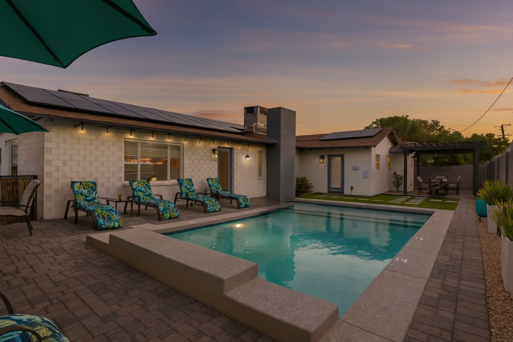 Pristine Sunset In Old Town Private Pool BBQ in Scottsdale, United States