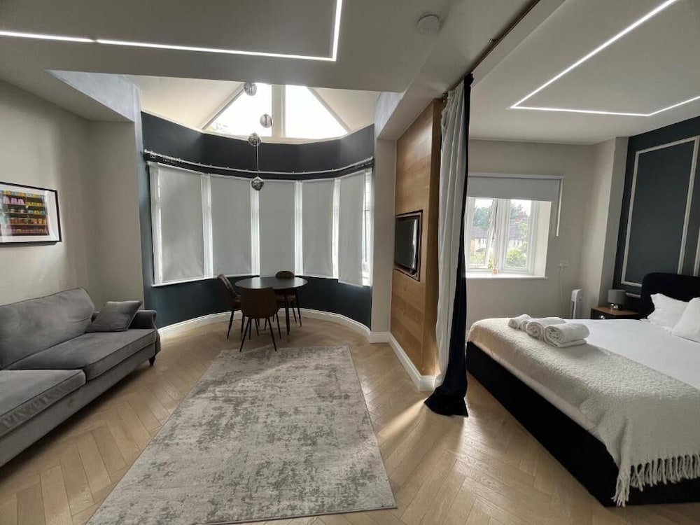 London Studios and Suites — 4-Star Luxury Hotel in Harrow, United Kingdom