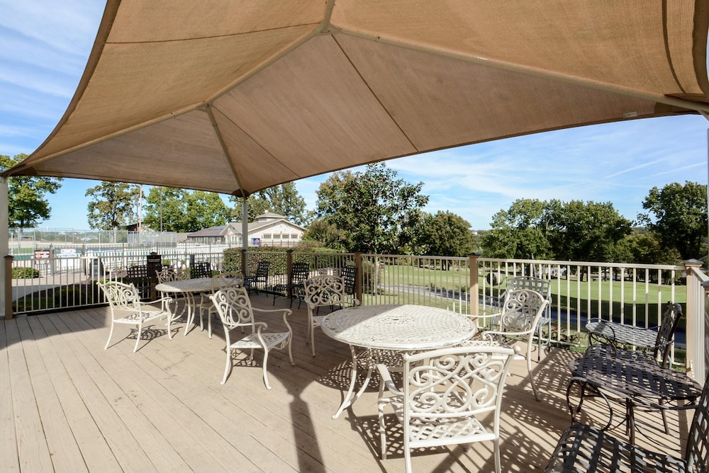 Southern Paradise Resort Amenities Close to Downtown and the Branson Landing - photo 27