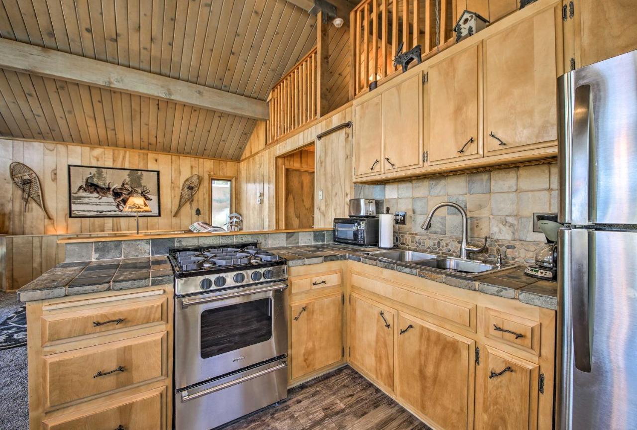 5 Mi to Big Bear Mtn Resort Cozy Cabin with Deck - photo 9