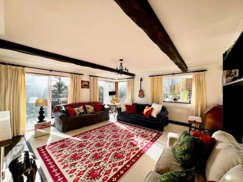 Eclectic Hilltop House Panoramic Views of the South Downs — 4-Star Luxury Hotel in Fernhurst, United Kingdom