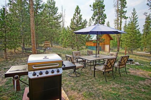New Listing Great Backyard with Firepit Pet Friendly Wood Burning Stove — Alliance — photo 4