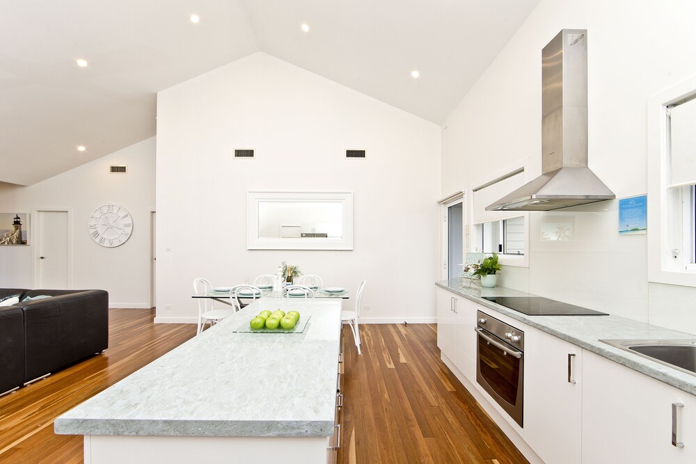 Shells Coastal Beach House — 4-Star Luxury Hotel in Shoal Bay, Australia