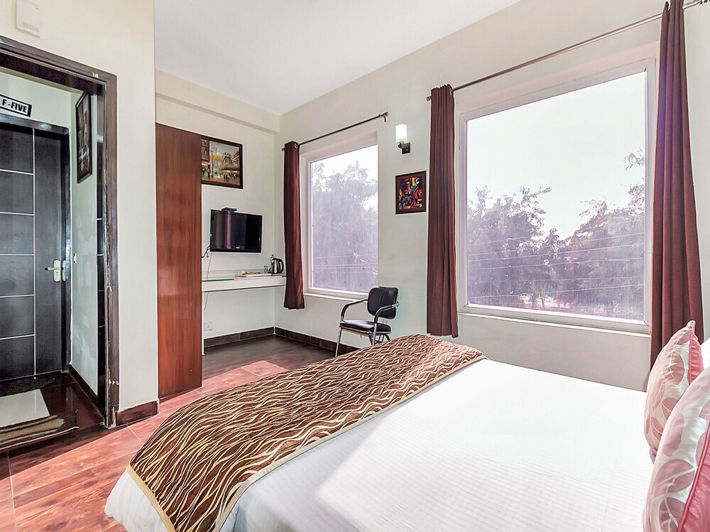 The Signature Leaf Hotel near Medanta Hospital Gurgaon