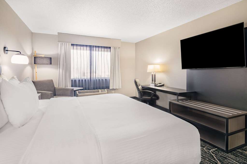 La Quinta Inn & Suites by Wyndham Evansville - photo 17