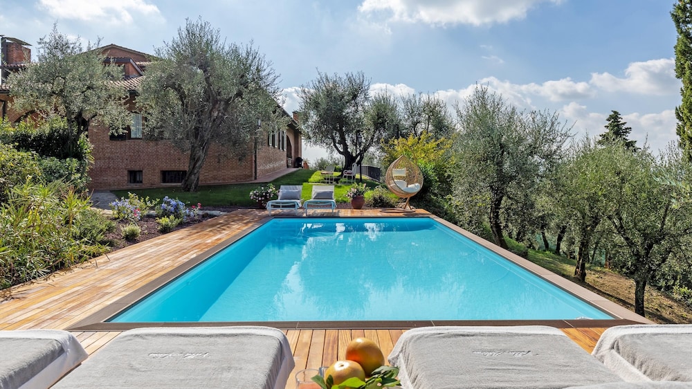 Villa Adisa 8 Emma Villas — 4-Star Luxury Hotel in Uzzano, Italy