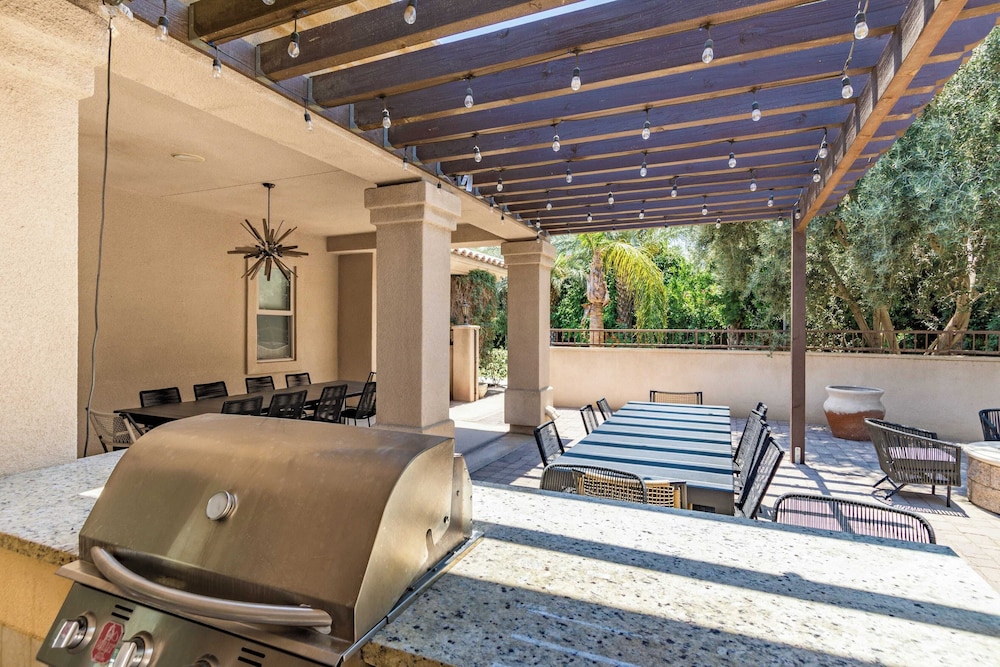 The Date Palm Estate by Avantstay Expansive Estate w Game Room Backyard Oasis w Pool & Spa - photo 42