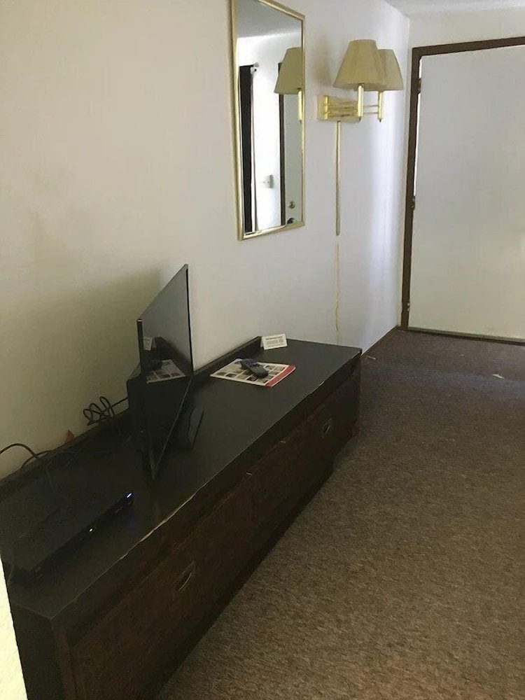 Sunset Inn Wyoming - photo 4