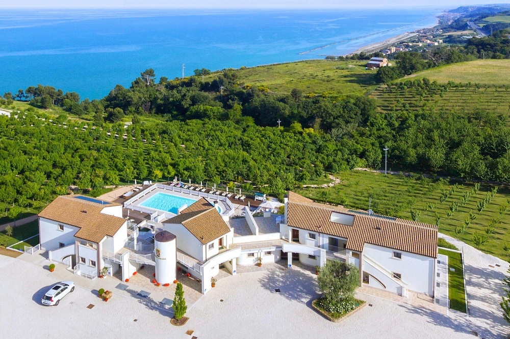 Holiday Resort Contea dei Ciliegi Pedaso — hotel in Pedaso