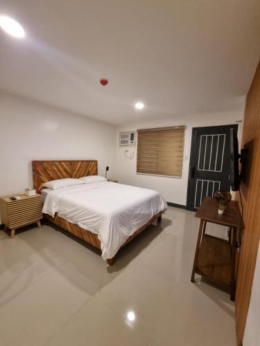 Flat 35 Unit 1E - carbon neutral hotel in Manila