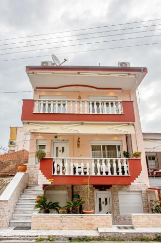 Villa George — 4-Star Luxury Hotel in Nea Peramos, Greece