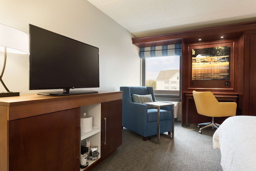 Hampton Inn Appleton Fox River Mall Area - photo 8