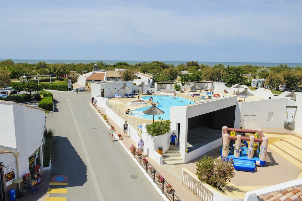 Camping Le Clos du Rhône — 4-Star Luxury Hotel in Saintes-Maries-De-La-Mer, France