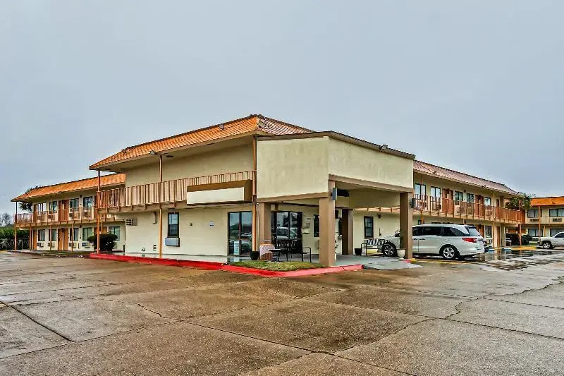 Rodeway Inn & Suites - carbon neutral hotel in Moss Bluff