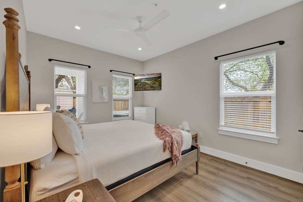 The Grove D With Hot Tub & King Beds Walk to Main - photo 2