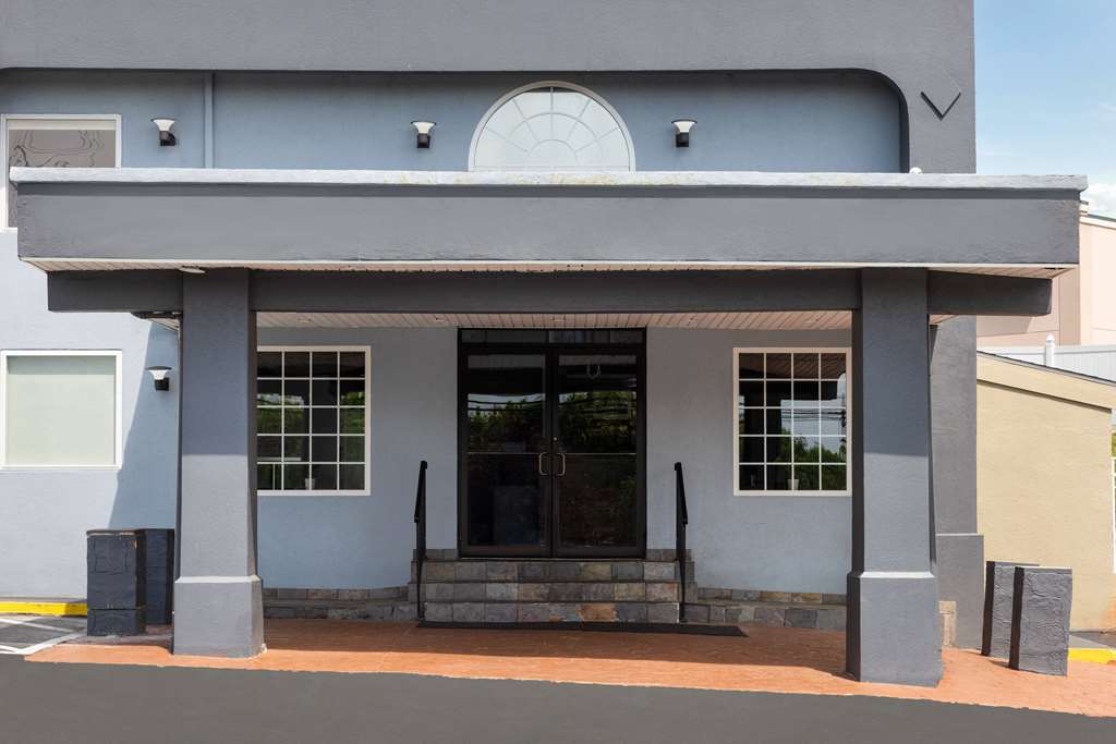 Days Inn by Wyndham Aberdeen - photo 2