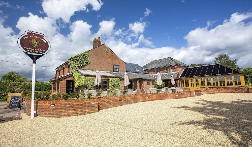 The Three Lions - carbon neutral hotel in Fordingbridge
