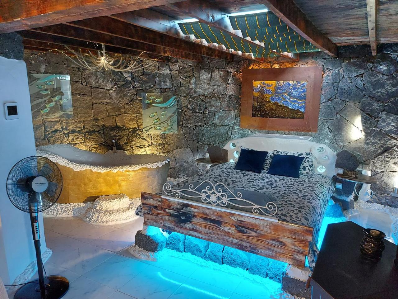 ALOELUX VILLA Private Villa with Jacuzzi cinema massage wonderful view art desing villa — 4-Star Luxury Hotel in Conil De La Frontera, Spain