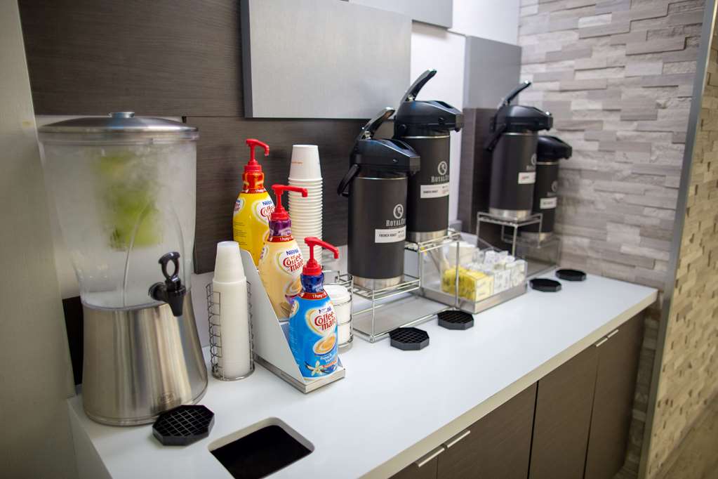 La Quinta Inn & Suites by Wyndham Houston East at Normandy - photo 48