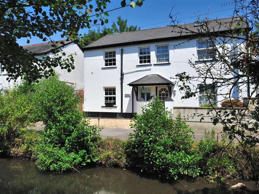 River Lym Cottage — 4-Star Luxury Hotel in Lyme Regis, United Kingdom