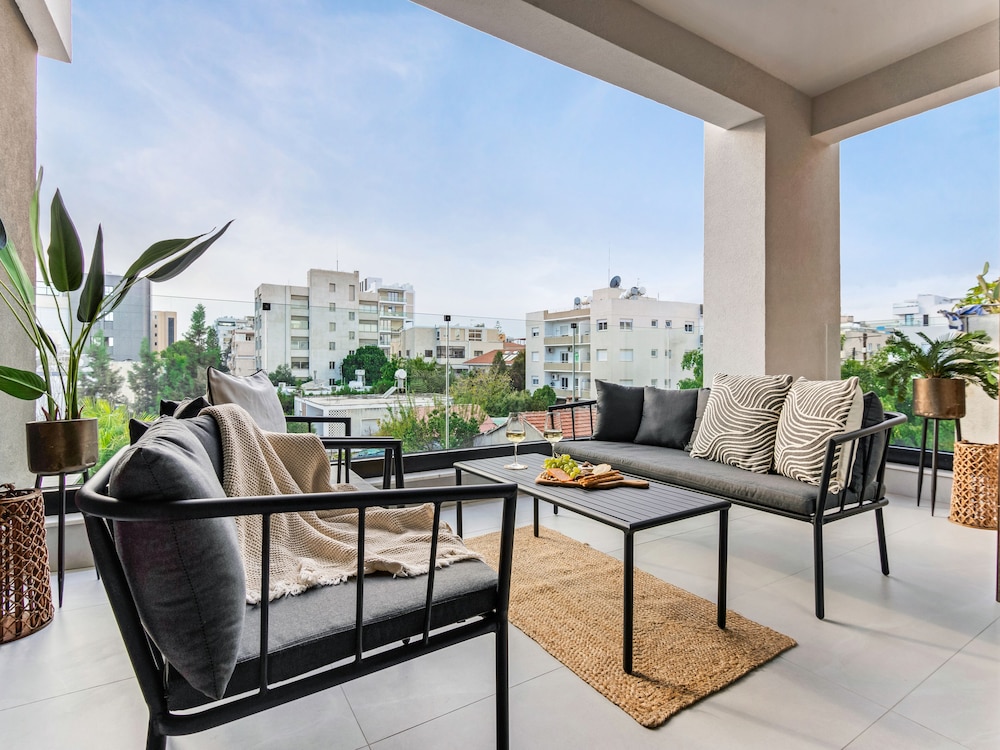 Sanders Premier Cozy 2 bdr apt With Balcony