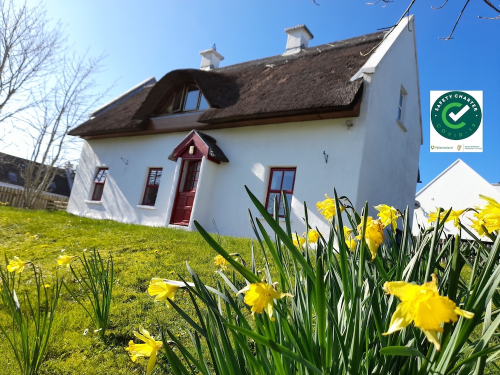 Teac Chondai Thatched Cottage — 4-Star Luxury Hotel in Letterkenny, Republic of Ireland