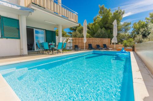 Villa NONO Jure Private Pool & Jacuzzi Milna Brač — 4-Star Luxury Hotel in Milna, Croatia